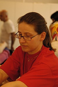 Marzena Roman, mgr biologii, dyplomowana masaystka, instruktor rekreacji ruchowej, podczas kursu masau w Krakowie