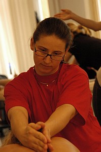 Marzena Roman, mgr biologii, dyplomowana masaystka, instruktor rekreacji ruchowej, podczas kursu masau w Krakowie