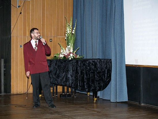 Dr Adam Roman w trakcie wykadu podczas pokazu masau antystesowego w Krakowie